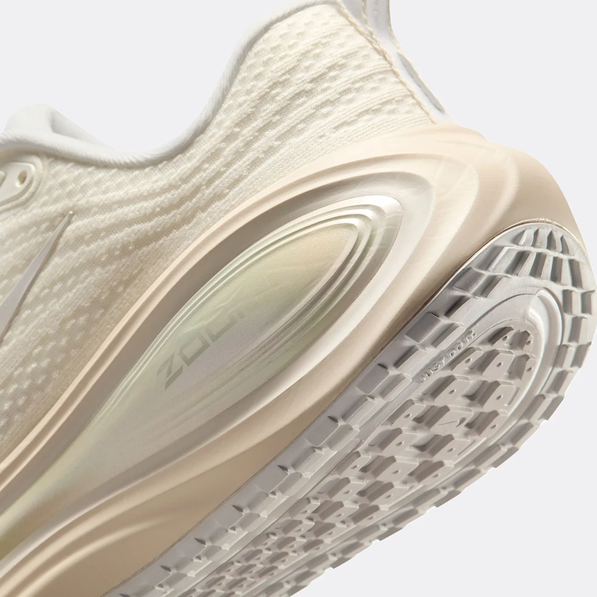 Nike Vomero Plus ESS - Image 6